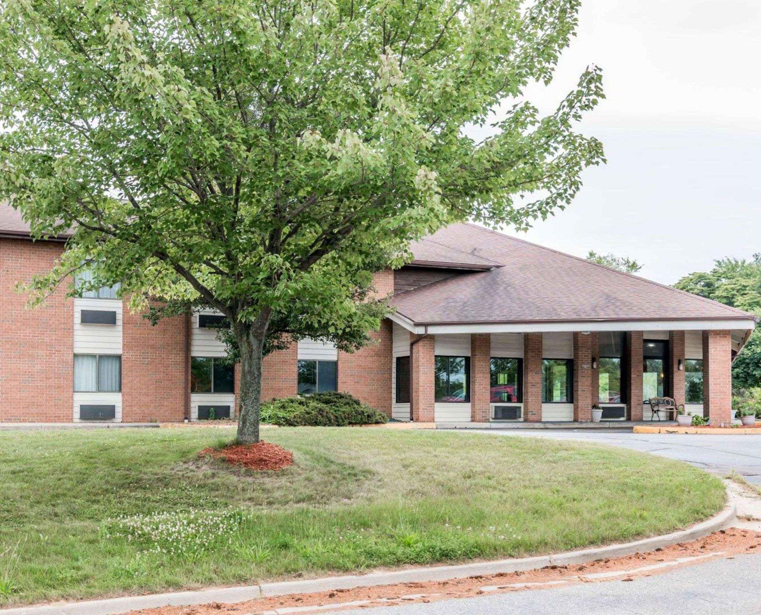 Quality Inn Grand Rapids North Walker Exterior photo